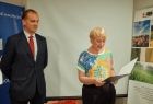 Iwona Gibas z zarządu województwa wręczająca promesę prezesowi Agencji Komunalnej w Brzeszczach