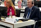 Wicemarszałek Witold Kozłowski na sali konferencyjnej.