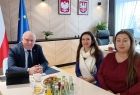 Wicemarszałek Ryszard Pagacz siedzi przy stole z dwiema kobietami.