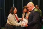 Wicemarszałek Ryszard Pagacz odbiera nagrodę od harcerki.