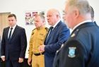 Wicemarszałek Ryszard Pagacz stoi ze strażakami.