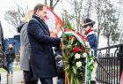 Konsul Węgier składa kwiaty.