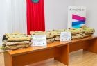 Mundury leżą na stołach. Z tyłu widoczny napis Małopolska.
