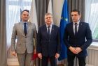 Wicemarszałek Witold Kozłowski stoi z dwoma mężczyznami.