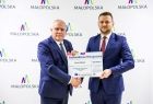 Wicemarszałek Ryszard Pagacz stoi z beneficjentem.