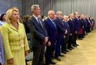 Wicemarszałek Ryszard Pagacz stoi na z innymi ludźmi.