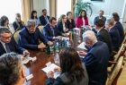 Uczestnicy spotkania siedzą przy stole.