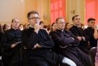 Klerycy siedzą na widowni.