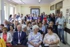 Ludzie siedzą na sali.