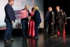 Wicemarszałek Ryszard Pagacz wręcza dyplom. Obok inni ludzie.