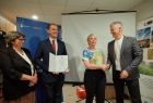 Iwona Gibas z zarządu województwa wręczająca promesę burmistrzowi Brzeszcz oraz prezesowi Agencji Komunalnej w Brzeszczach