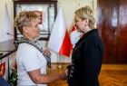Iwona Gibas z Zarządu Województwa Małopolskiego składa gratulacje Bożenie Hess - byłej dyrektor Biblioteki i Ośrodka Animacji Kultury im. ks. dra Jana Piekoszewskiego w Gołczy