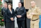 Jadwiga Wójtowicz stoi ze strażakami.