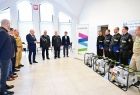 Uczestnicy wydarzenia stoją na sali.