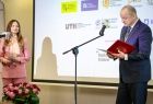 Mężczyzna stoi przy mikrofonie.