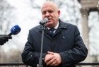 Wicemarszałek Ryszard Pagacz stoi przy mikrofonie.