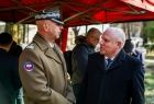 Wicemarszałek Ryszard Pagacz rozmawia z generałem.