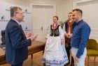 Wicemarszałek Witold Kozłowski rozmawia z gośćmi z zespołu ludowego.