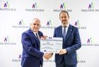 Wicemarszałek Ryszard Pagacz stoi z beneficjentem.