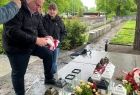 Wicemarszałek Ryszard Pagacz zapala znicz. Obok stoi kobieta.