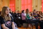 Młodzież biorąca udział w wydarzeniu siedzi na widowni.