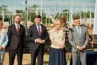 Uczestnicy wydarzenia stoją.