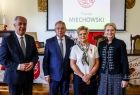 Pamiątkowa fotografia. Iwona Gibas z zarządu województwa wraz z samorządowcami oraz wyróżnioną Krzyżem Małopolski p. Bożeną Hess