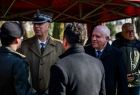 Wicemarszałek Ryszard Pagacz rozmawia z mężczyznami.