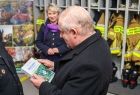 Wicemarszałek Ryszard Pagacz trzyma w rękach książkę.