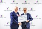 Wicemarszałek Ryszard Pagacz stoi z beneficjentem.