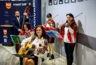 Zespół muzyczny gra na instrumentach.