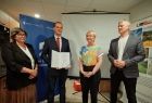 Iwona Gibas z zarządu województwa wręczająca promesę burmistrzowi Brzeszcz oraz prezesowi Agencji Komunalnej w Brzeszczach