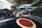 Richard Dajda w towarzystwie Dyrektora Muzeum, podpisuje dokumenty na skrzydle samolotu Spitfire w Hangarze głównym Muzeum Lotnictwa Polskiego w Krakowie.