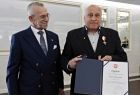 Jan Wiesław Duda stoi z mężczyzną trzymającym dyplom.