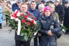 Delegacja z wieńcem.