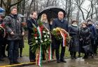 Ludzie stoją z kwiatami.