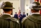 Policjanci ze sztandarem stoją w kościele.