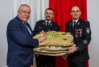 Wicemarszałek Ryszard Pagacz przekazuje dwóm strażakom mundury.