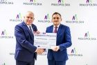 Wicemarszałek Ryszard Pagacz stoi z beneficjentem.