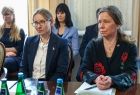 Dwie kobiety siedzą przy stole.