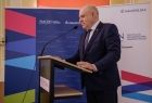 Wicemarszałek Ryszard Pagacz stoi przy mównicy.