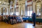 Wicemarszałek Ryszard Pagacz stoi przed ludźmi.