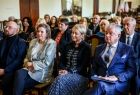 Iwona Gibas z zarządu województwa, starosta powiatu miechowskiego Krzysztof Świerczek oraz uczestnicy spotkania z okazji Powiatowego Dnia Bibliotekarzy