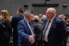 Wicemarszałek Ryszard Pagacz rozmawia z mężczyzną.