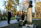 Wicemarszałek Ryszard Pagacz oddaje pokłon przed pomnikiem.