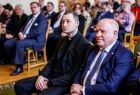 Wicemarszałek Ryszard Pagacz siedzi obok księdza.