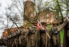 Żołnierze w mundurach podhalańskich idą koło Wawelu.