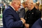 Wicemarszałek Ryszard Pagacz łamie się opłatkiem z mężczyzną.