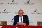 Wicemarszałek Ryszard Pagacz siedzi przy stole i czyta kartkę.