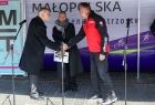 Profesor Jan Tadeusz Duda podaje rękę Rafałowi Sonikowi.